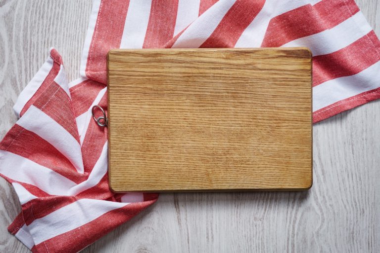 empty-wooden-cutting-board-view
