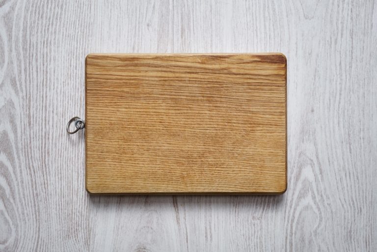 empty-wooden-cutting-board-top-view