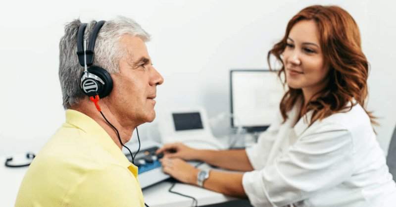 audiologist-diagnosing-hearing-loss-how-to-become-an-audiologist-uk